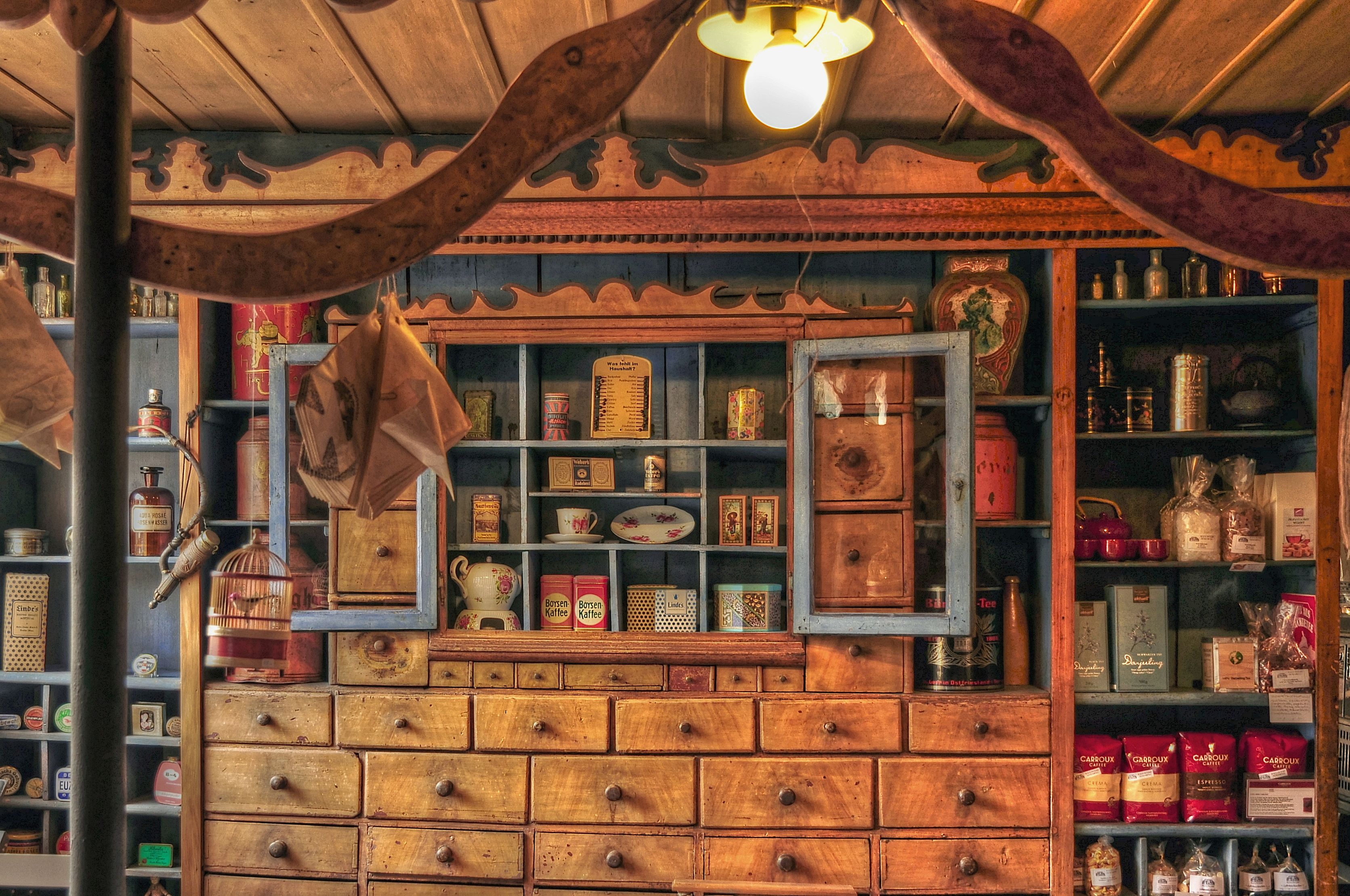Der alte Kollonialladen im Haus Peters mit seinen typischen Holzschränken mit den vielen Schubladen. – Foto: Picasa