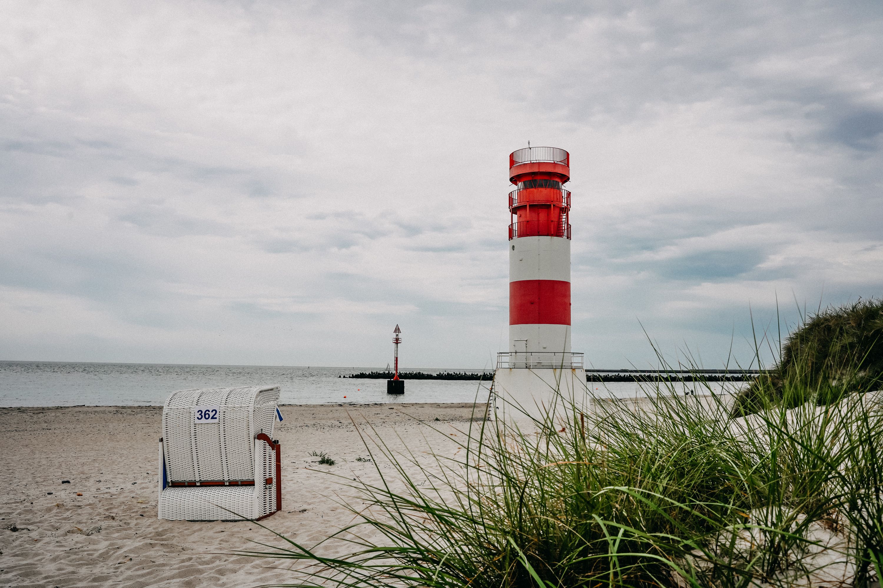 Der kleine Leuchtturm auf der Helgoländer Nachbarinsel Düne. Foto: Madeleine und Ricardo Memering