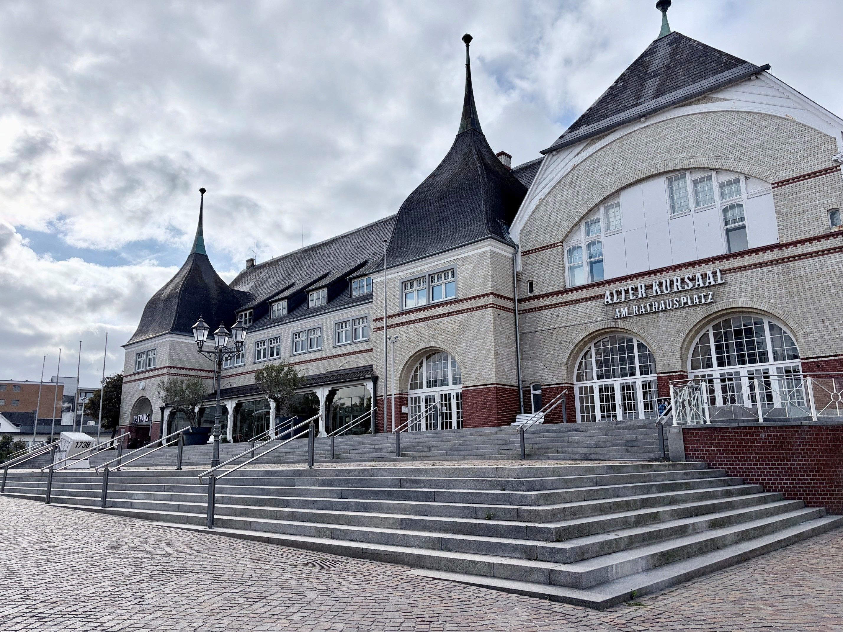 Im Alten Kursaal in Westerland werden das ganze Jahr über kulturelle Veranstaltungen angeboten. Das benachbarte ehemalige Casino dient derzeit aus Ausstellungsraum. Foto: Martina Kramer | Sylt Marketing