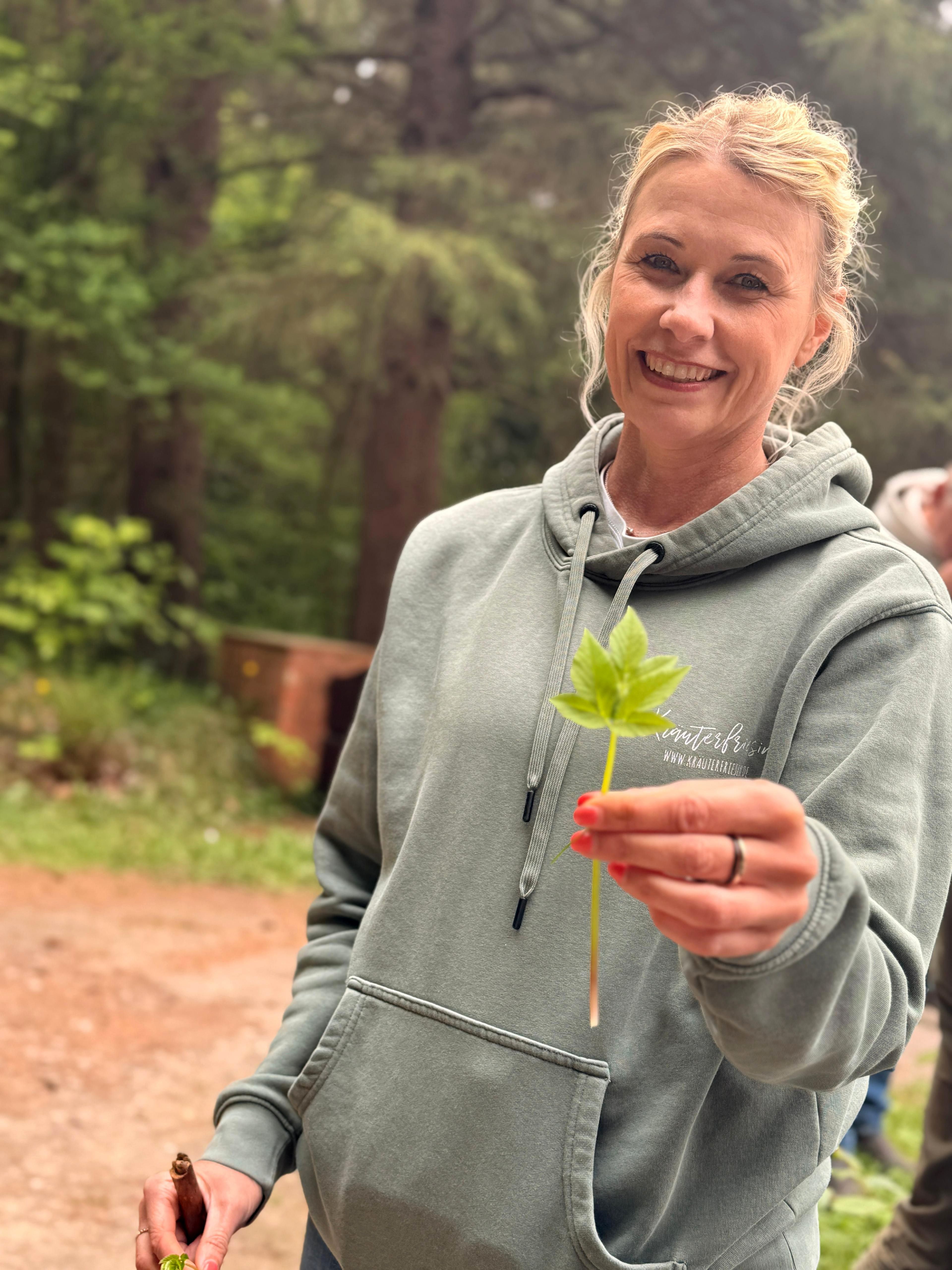 Inga Lorenzen hält einen Zweig Giersch in die Kamera. foto: Inga Lorenzen